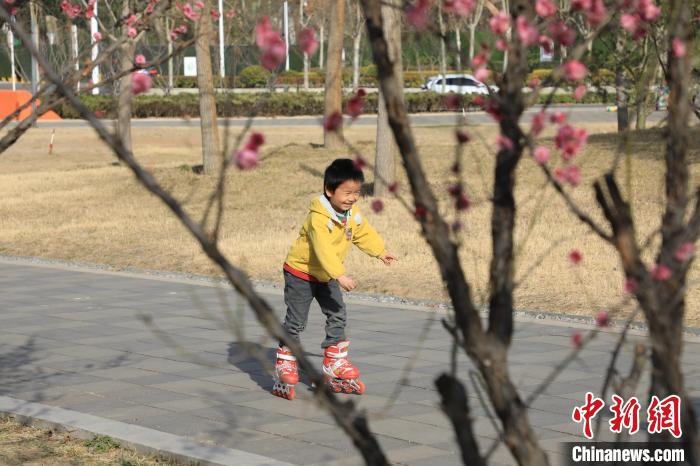 小朋友公園里玩耍。　鄧小強(qiáng) 攝