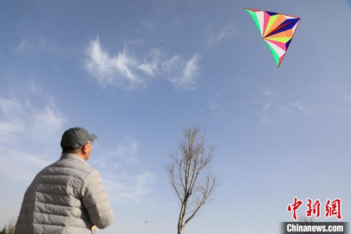 市民在放風(fēng)箏?！∴囆?qiáng) 攝