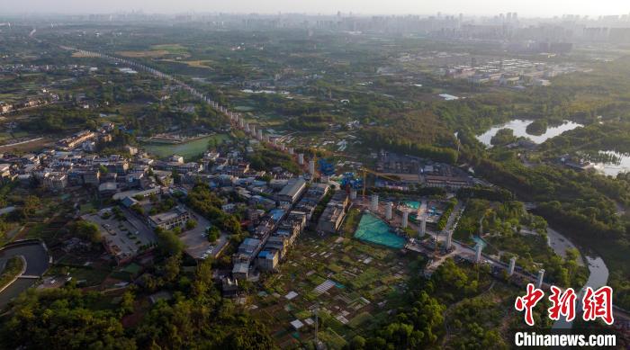 航拍正在建設(shè)中的成都至自貢高速鐵路成都段?！⒅铱?攝