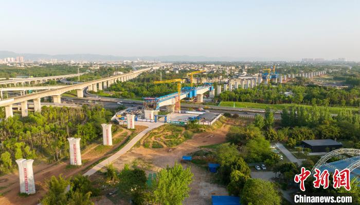 航拍正在建設(shè)的成都至自貢高速鐵路跨成都繞城高速公路連續(xù)梁施工現(xiàn)場(chǎng)。　劉忠俊 攝