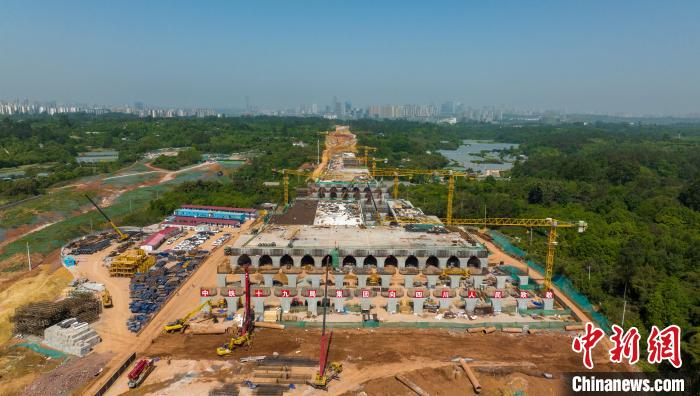 加緊施工建設(shè)的天府站多線橋?！⒅铱?攝