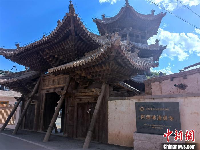 圖為集漢、藏、伊斯蘭風(fēng)格于一體的700年歷史的全國重點保護(hù)文物——阿河灘清真寺?！埡ｖ?攝