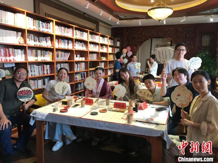 9月14日，“月動(dòng)臨秋扇”中華傳統(tǒng)文化沉浸式體驗(yàn)活動(dòng)在北京紀(jì)曉嵐故居舉辦。陳建新 攝 陳建新 攝
