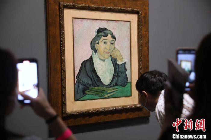 觀眾欣賞梵高畫作《阿爾勒婦女(吉努夫人肖像)》?！埡鄠?攝