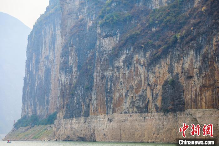 圖為瞿塘峽兩岸壯麗景致?！×簹J卿 攝