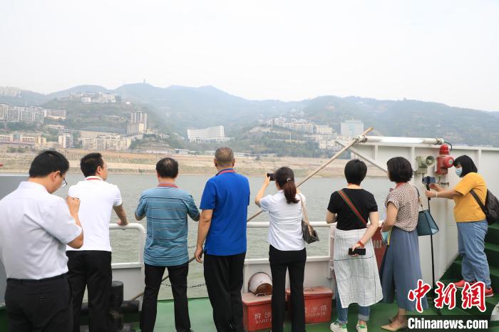 重慶市政協(xié)“同心聚力巴渝行”主題采訪團(tuán)15日走進(jìn)奉節(jié)，了解當(dāng)?shù)卣f(xié)委員護(hù)江成效?！×簹J卿 攝