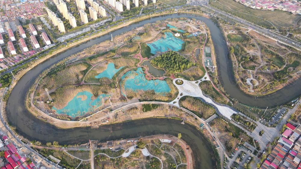 　圖為4月30日拍攝的河北滄州市區(qū)的大運(yùn)河“Ω”形河道。新華社發(fā)(傅新春 攝)