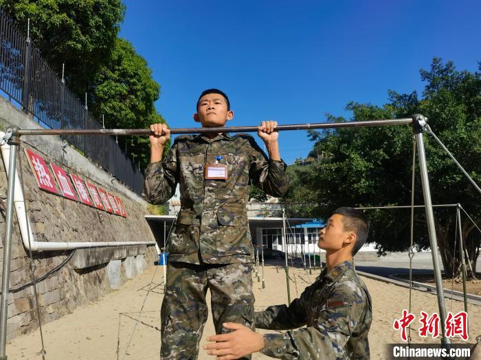 新兵尤云龍正在進行器械訓練。　馬濤 攝