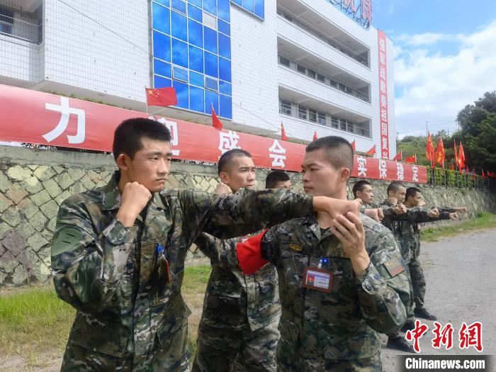 新兵尤云龍(左)不斷向一名合格軍人蛻變?！￡愴?攝