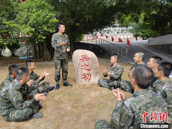 尤云龍為戰(zhàn)友講述父輩保家衛(wèi)國的故事?！＄姛樋?攝