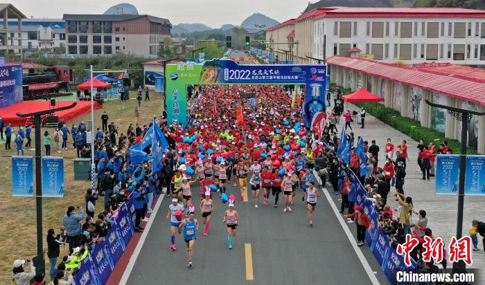 2022年龍虎山半程馬拉松鳴槍開跑?！⒅剧?攝