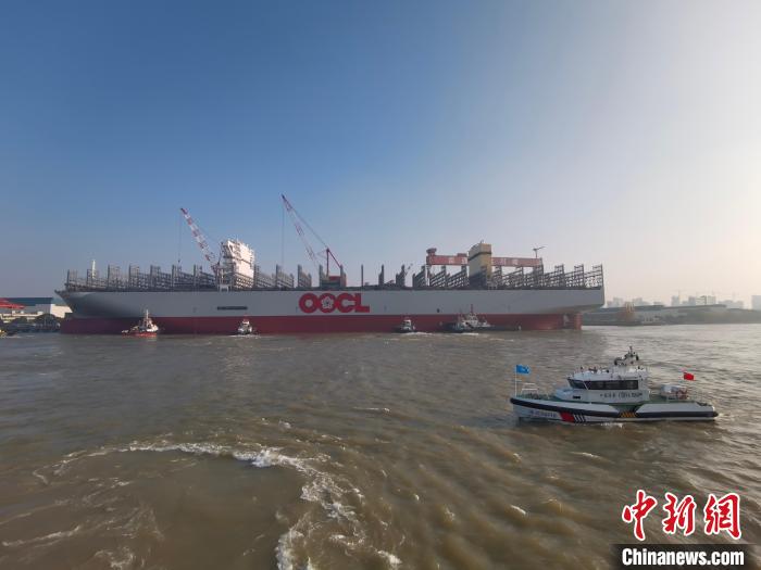 海巡艇在現(xiàn)場引導水上交通。　南通海事局供圖