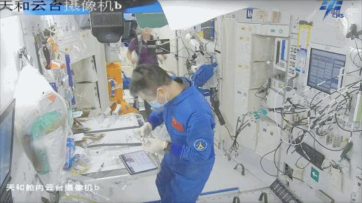開展水樣微生物檢測。圖片來源：中國載人航天工程辦公室官方微信