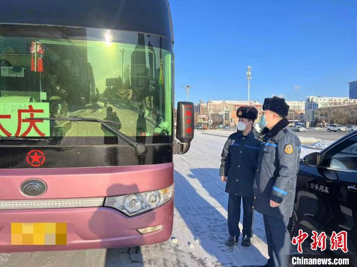 交通執(zhí)法人員檢查客運車輛手續(xù)?！『邶埥〗煌ㄟ\輸廳供圖