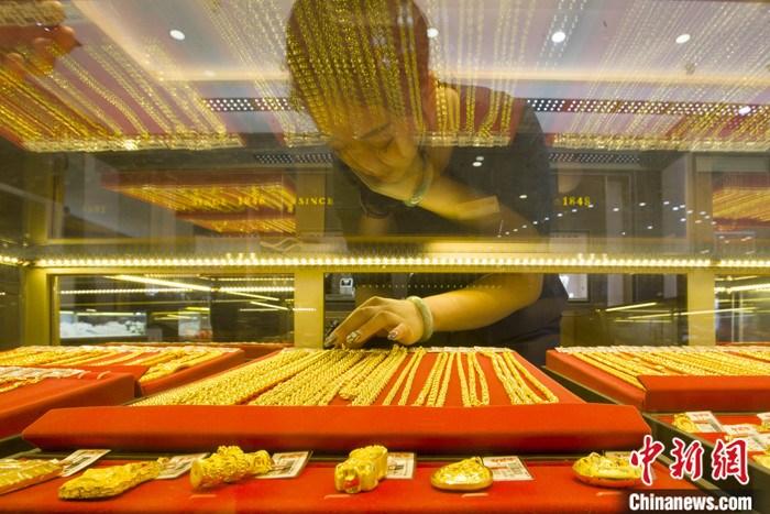 山西省太原市，一商場(chǎng)工作人員整理黃金飾品。