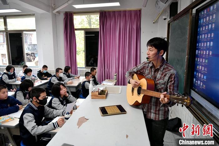 圖為3月16日，張家豪在福建福州延安中學教學。 <a target='_blank' href='/'><p  align=
