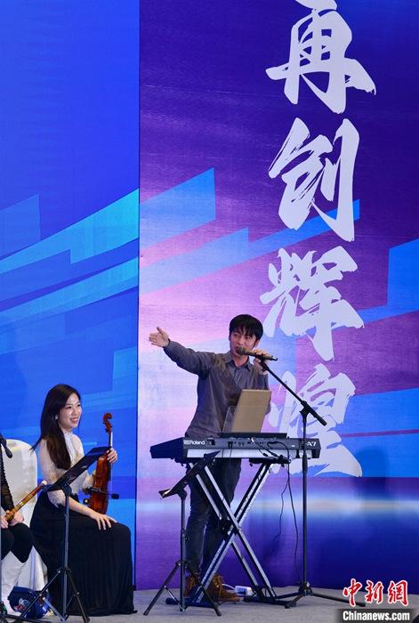 圖為3月9日，福建福州，張家豪(右)與林佳臻在臺上演出。 <a target='_blank' href='/'><p  align=