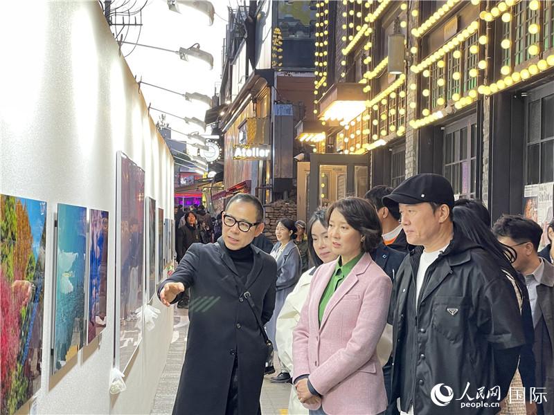 韓國(guó)中小風(fēng)險(xiǎn)企業(yè)部長(zhǎng)官李永參觀梨泰院街頭藝術(shù)展。實(shí)習(xí)生 許鵬飛攝