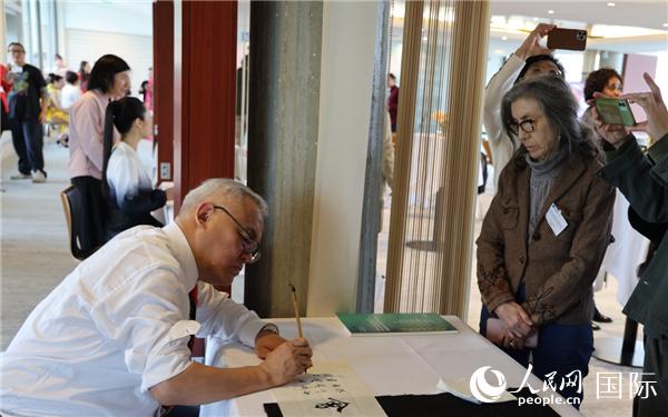“聯(lián)合國(guó)中文日”慶?；顒?dòng)上進(jìn)行了書(shū)法等中國(guó)文化展示。人民網(wǎng)記者 尚凱元攝