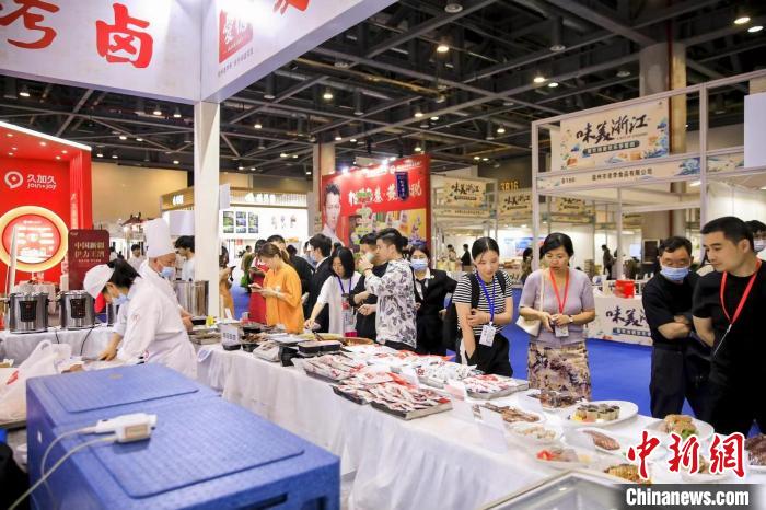 活動現(xiàn)場人頭攢動?！≌憬∩虅?wù)廳 供圖