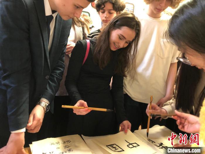 4月21日，莫斯科國立語言大學孔子學院附屬中學舉辦“國際中文日”活動，學生們學寫漢字?！∧箍茋⒄Z言大學孔子學院 供圖