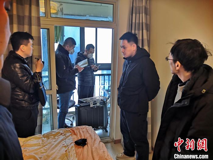 丹東市公安局民警抓捕犯罪嫌疑人，在其家中進(jìn)行搜查。　丹東市公安局供圖