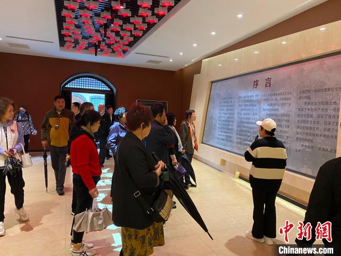 中共中央統(tǒng)戰(zhàn)部舊址里參觀者絡(luò)繹不絕?！±顣詡?攝
