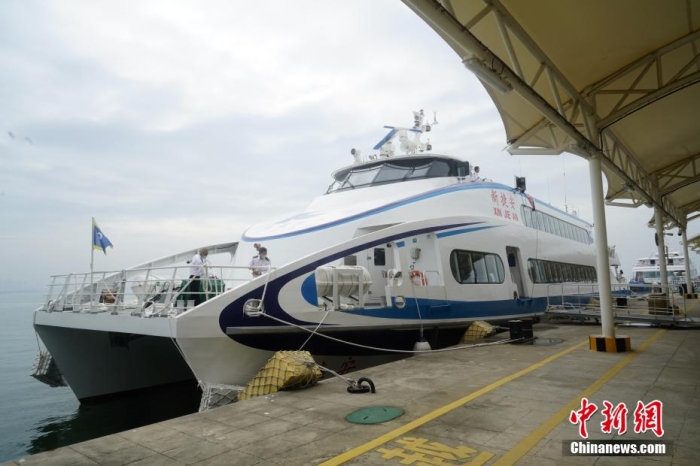 5月3日，“新捷安”輪載著157名乘客從廈門啟航前往金門，這是“新捷安”輪入列廈金航線后的首個航班。廈門海事局執(zhí)法人員對船舶進行了全面的開航前檢查，確保首航安全?！靶陆莅病陛喛傞L43米、船寬10.5米、型深3.61米，載客量350人，是現有廈金客運航線參營客船中載客定額最大的雙體穿浪高速客船，用以替換原有的“捷安”輪。福建海事 供圖