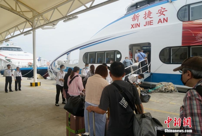 圖為乘客登船準備從廈門啟航前往金門。福建海事 供圖