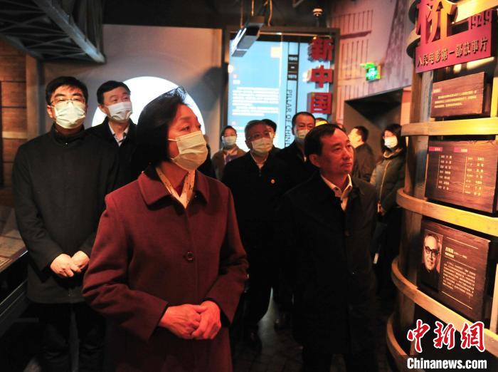 臺盟中央主席蘇輝近日率調(diào)研組赴吉林開展重點考察調(diào)研。圖為在長影舊址博物館考察吉林特色文化產(chǎn)業(yè)發(fā)展?！「啐埌?攝