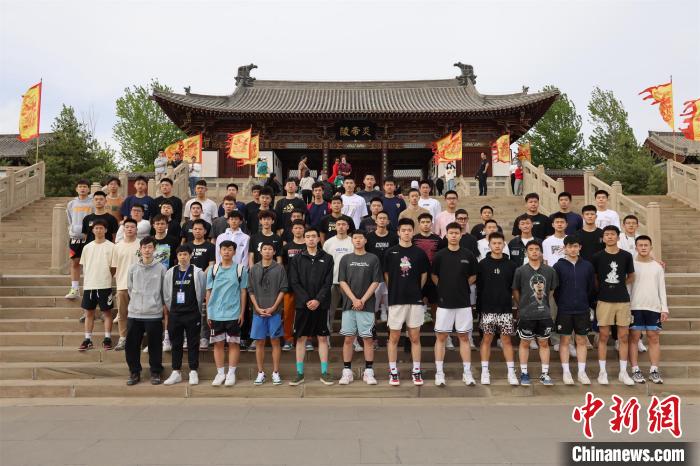 比賽結(jié)束后，兩岸學(xué)生參訪(fǎng)高平炎帝陵?！≈鬓k方供圖