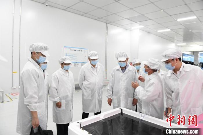 圖為蔡達(dá)峰一行在惠科電子(北海)科技產(chǎn)業(yè)園調(diào)研。　林浩 攝