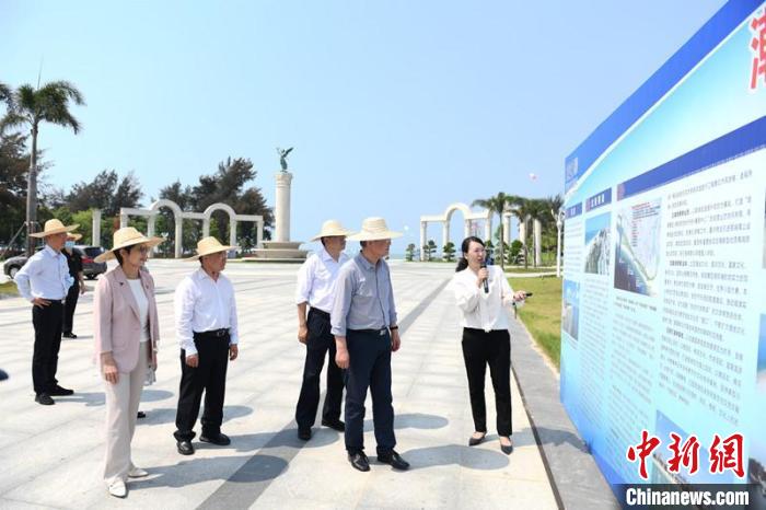 圖為蔡達(dá)峰一行了解北海銀灘景區(qū)改造提升工程情況?！×趾?攝