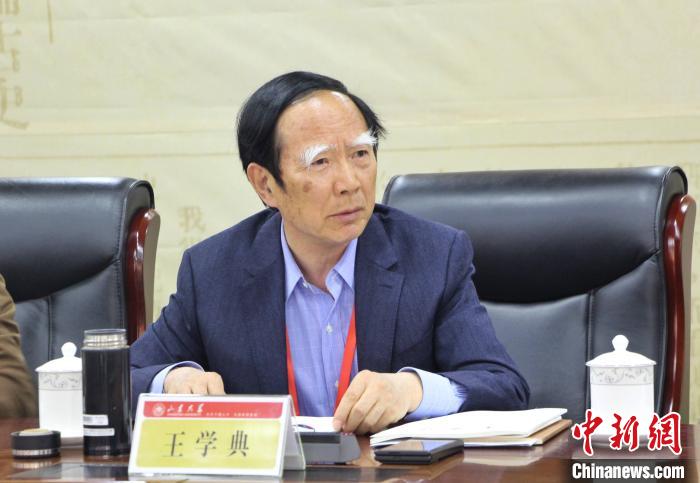 山東大學(xué)儒學(xué)高等研究院執(zhí)行院長(zhǎng)、《文史哲》雜志主編王學(xué)典主持首場(chǎng)主題發(fā)言?！≮w曉 攝