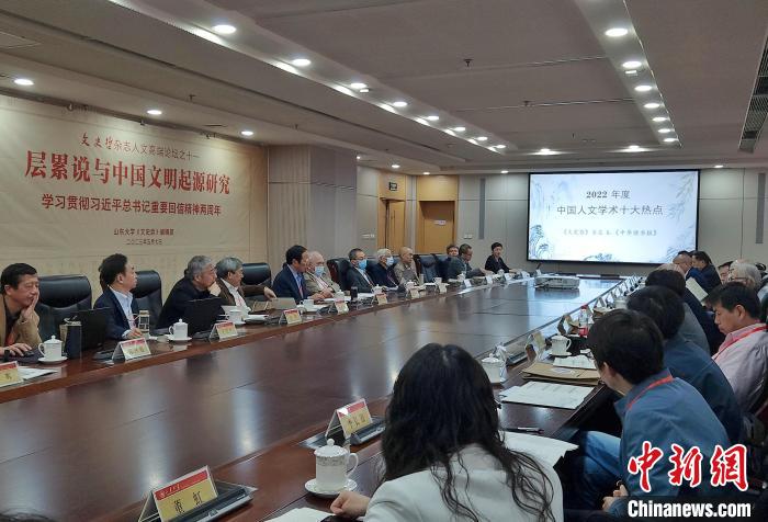 2022年度“中國(guó)人文學(xué)術(shù)十大熱點(diǎn)”在現(xiàn)場(chǎng)發(fā)布?！≮w曉 攝