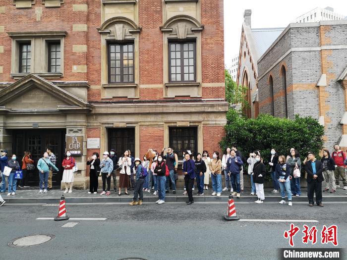 新階層人士走讀“外灘源”?！》队畋?攝
