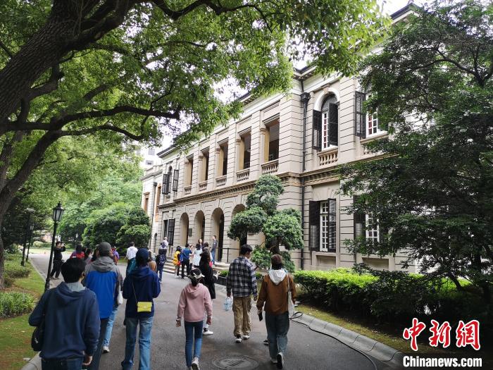 新階層人士參觀英國駐滬領事館?！》队畋?攝