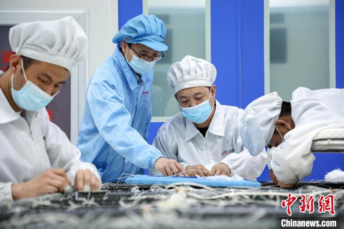 中國電科研究人員開展半剛性太陽電池陣相關(guān)研究測試?！≈袊娍?供圖