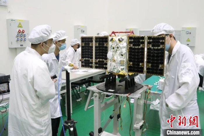 圖為大連1號(hào)—連理衛(wèi)星試驗(yàn)中。　大連理工大學(xué)供圖