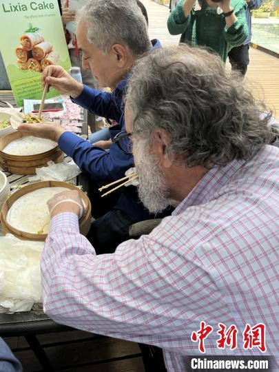 外交官們體驗做立夏餅?！∪A東師范大學供圖