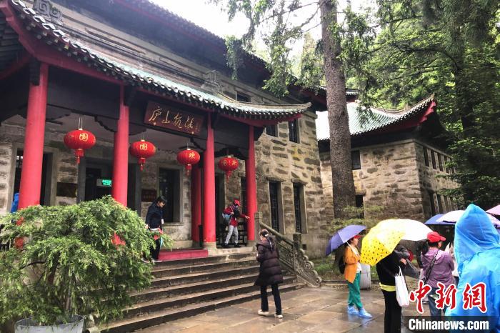 圖為在廬山抗戰(zhàn)博物館外，有不少等待參觀的游客?！蛆i泉 攝