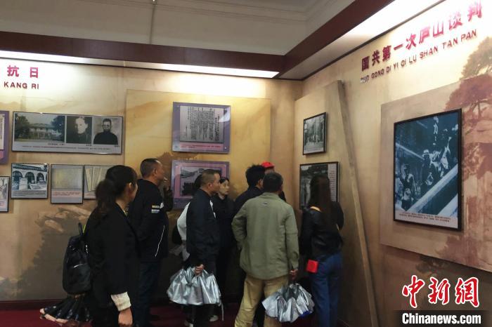 圖為游客在廬山抗戰(zhàn)博物館內(nèi)參觀?！蛆i泉 攝