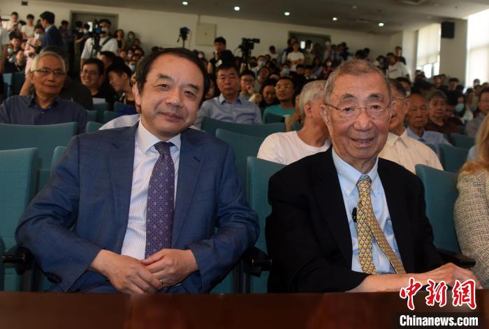 高能論壇開始前，丁肇中先生(右)與主持論壇的中科院高能所所長(zhǎng)王貽芳院士合影。　<a target='_blank' href='/'><p  align=