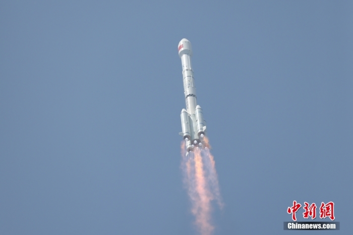 5月17日10時(shí)49分，我國(guó)在西昌衛(wèi)星發(fā)射中心用長(zhǎng)征三號(hào)乙運(yùn)載火箭，成功發(fā)射第五十六顆北斗導(dǎo)航衛(wèi)星。該衛(wèi)星屬地球靜止軌道衛(wèi)星，是我國(guó)北斗三號(hào)工程的首顆備份衛(wèi)星。入軌并完成在軌測(cè)試后，將接入北斗衛(wèi)星導(dǎo)航系統(tǒng)。此次發(fā)射是北斗三號(hào)工程高密度組網(wǎng)之后，時(shí)隔3年的首發(fā)任務(wù)。朱磊 攝