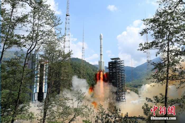 5月17日10時(shí)49分，我國(guó)在西昌衛(wèi)星發(fā)射中心用長(zhǎng)征三號(hào)乙運(yùn)載火箭，成功發(fā)射第五十六顆北斗導(dǎo)航衛(wèi)星。該衛(wèi)星屬地球靜止軌道衛(wèi)星，是我國(guó)北斗三號(hào)工程的首顆備份衛(wèi)星。入軌并完成在軌測(cè)試后，將接入北斗衛(wèi)星導(dǎo)航系統(tǒng)。此次發(fā)射是北斗三號(hào)工程高密度組網(wǎng)之后，時(shí)隔3年的首發(fā)任務(wù)。楊志遠(yuǎn) 攝