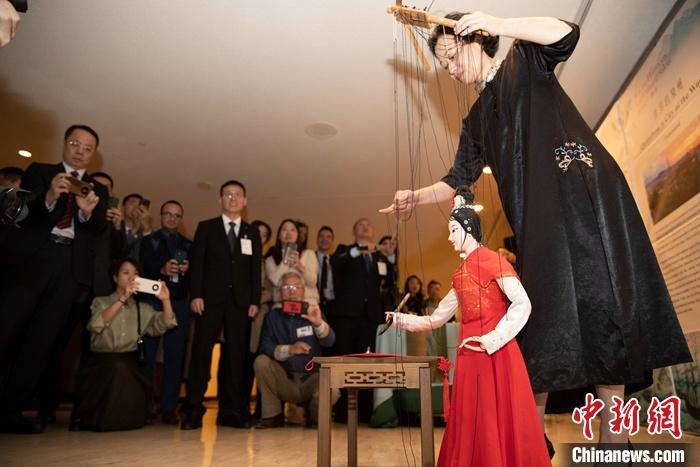 當(dāng)?shù)貢r(shí)間5月19日，中國(guó)常駐聯(lián)合國(guó)代表團(tuán)、中國(guó)文化和旅游部、泉州市人民政府在紐約聯(lián)合國(guó)總部聯(lián)合舉辦“茶和天下·雅集”主題展覽和招待會(huì)。圖為展覽表演泉州提線木偶寫(xiě)書(shū)法。 <a target='_blank' href='/' _fcksavedurl='/'><p  align=