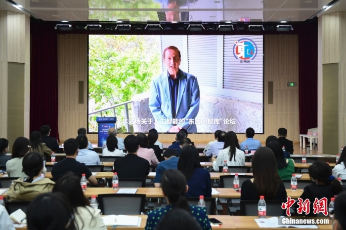 5月30日，<a target='_blank' href='/'>中新社</a>第二屆“東西問智庫”主題論壇在北京舉行，多位中外專家圍繞“AI革命與文明進化”展開討論。圖為美國加州理工學(xué)院電氣工程和計算機科學(xué)教授、人工智能專家亞瑟·阿布-穆斯塔法通過視頻在論壇上作主旨演講。<a target='_blank' href='/'>中新社</a>記者 田雨昊 攝