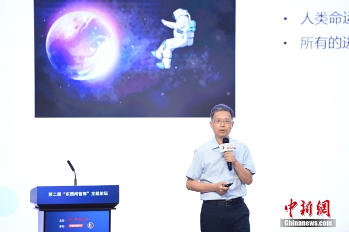 5月30日，<a target='_blank' href='/'>中新社</a>第二屆“東西問智庫”主題論壇在北京舉行，多位中外專家圍繞“AI革命與文明進化”展開討論。圖為北京大學(xué)新聞與傳播學(xué)院教授胡泳在論壇上作主旨演講。<a target='_blank' href='/'>中新社</a>記者 田雨昊 攝