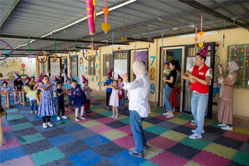 圖為中埃青年志愿者在埃及新開(kāi)羅幼兒園開(kāi)展“志愿服務(wù)伴成長(zhǎng)，中埃攜手慶六一”活動(dòng)。中建埃及分公司供圖