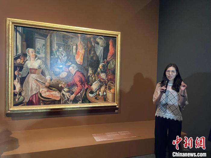 當(dāng)?shù)貢r間6月1日，韓國國立中央博物館講解員在向游客講解畫作?！∪f佳欣 攝